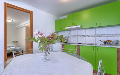 Nika 109.4: Camera, Verde, Proprietà, Controsoffitto, Interior Design, Costruzione, Mobilia, Cucina, Casa, Giallo