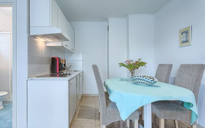 Nika 109.12: Camera, Mobilia, Proprietà, Interior Design, Casa, Tavolo, Pavimento, Costruzione, Immobiliare, Sala Da Pranzo