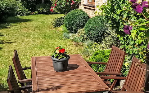 Bursztynowa: Mobilia, Verde, Mobili Da Esterno, Giardino, Tavolo Esterno, Arbusto, Sedia, Tavolo, Vaso Di Fiori