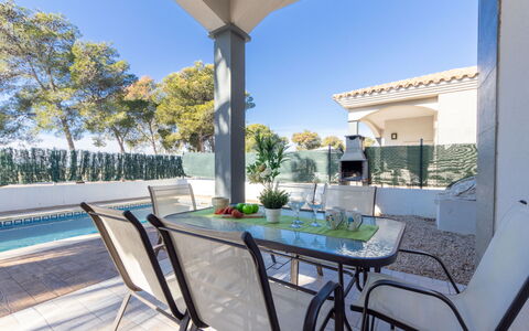 Gaviota 9: Tavolo, Cielo, Mobilia, Giorno, Proprietà, Acqua, Sedia, Azzurro, Shade, Mobili Da Esterno