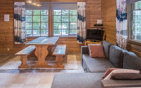 Rukatörmä, Kesäjärvi: Legna, Soffitto, Interior Design, Pavimentazione, Mobilia, Pavimento, Casa, Divano, Villetta, Soggiorno