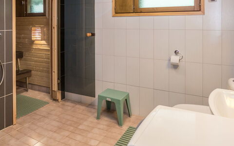 Rukatörmä, Kesäjärvi: Pavimentazione, Pavimento, Interior Design, Idraulico Fixture, Parete, Bagno, Legna, Lavandino Del Bagno, Soffitto, Lavello