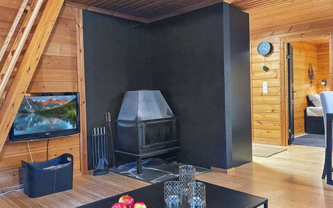 Uolevintie 39B: Pavimentazione, Legna, Mobilia, Interior Design, Pavimento, Pavimento In Legno, Illuminazione, Soggiorno, Soffitto, Camera