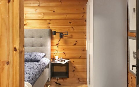Uolevintie 39B: Mobilia, Pavimentazione, Interior Design, Legna, Pavimento, Camera Da Letto, Letto, Camera, Illuminazione, Marrone