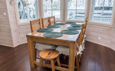 Vuosselinhovi C: Mobilia, Pavimentazione, Pavimento, Interior Design, Legna, Sala Da Pranzo, Pavimento In Legno, Tavolo, Cucina & Sala Da Pranzo Tavolo, Sedia
