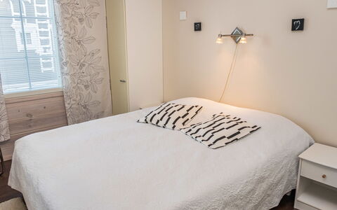 Vuosselinhovi C: Letto, Mobilia, Camera Da Letto, Bedding, Interior Design, Parete, Lenzuolo, Pavimento, Pavimentazione, Biancheria