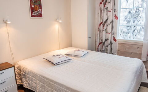 Vuosselinhovi C: Letto, Mobilia, Camera Da Letto, Bedding, Interior Design, Lenzuolo, Pavimento, Parete, Pavimentazione, Legna