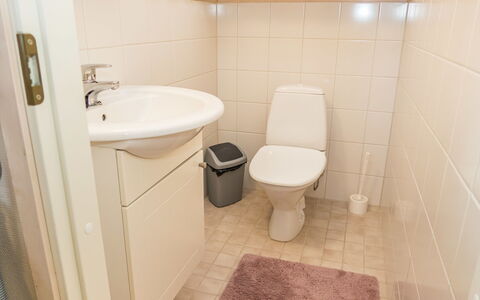 Vuosselinhovi C: Toilet Seat, Bagno, Gabinetto, Idraulico Fixture, Pavimentazione, Pavimento, Lavandino Del Bagno, Lavello, Interior Design, Idraulico