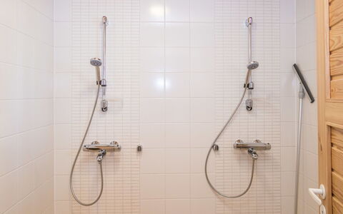 Vuosselinhovi C: Idraulico Fixture, Bagno, Soffione Doccia, Pavimentazione, Doccia, Doccia Bar, Interior Design, Idraulico, Pavimento, Pannello Doccia