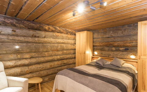 Rukasaukko: Pavimentazione, Pavimento, Interior Design, Legna, Camera Da Letto, Soffitto, Letto, Pavimento In Legno, Illuminazione, Camera