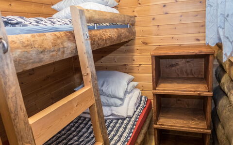 Saukkokumpu 3: Letto A Castello, Legna, Camera Da Letto, Pavimento, Letto, Pavimentazione, Lenzuolo, Bedding, Mobilia, Interior Design