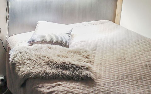 Salakolo 1: Camera Da Letto, Biancheria, Interior Design, Bedding, Letto, Lenzuolo, Telaio Del Letto, Cuscino, Color Legno