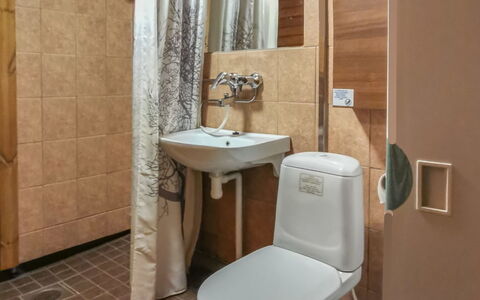 Salakolo 1: Lavandino Del Bagno, Idraulico Fixture, Pavimentazione, Pavimento, Legna, Lavello, Toilet Seat, Bagno, Gabinetto, Interior Design