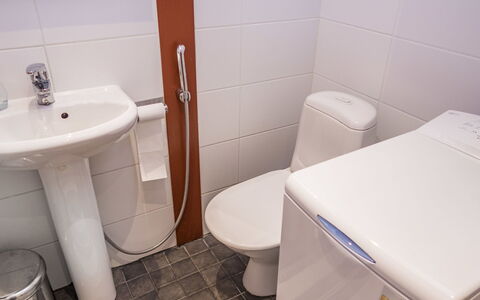 Saukkotupa: Idraulico Fixture, Pavimentazione, Toilet Seat, Bagno, Pavimento, Gabinetto, Interior Design, Idraulico, Lavandino Del Bagno, Lavello