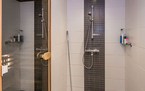 Saukkotupa: Pavimentazione, Bagno, Idraulico Fixture, Pavimento, Legna, Interior Design, Idraulico, Soffione Doccia, Piastrella, Doccia
