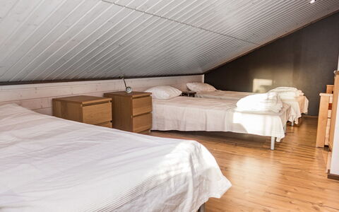 Saukkotupa: Pavimento, Pavimentazione, Interior Design, Legna, Camera Da Letto, Pavimento In Legno, Soffitto, Letto, Mobilia, Camera