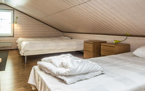 Saukkotupa: Pavimento, Pavimentazione, Parete, Interior Design, Legna, Soffitto, Camera Da Letto, Letto, Pavimento In Legno, Mobilia