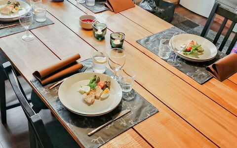 Salakolo 2: Mobilia, Tavolo, Legna, Tavola, Pavimentazione, Cucina & Sala Da Pranzo Tavolo, Sala Da Pranzo, Sedia, Interior Design, Serveware