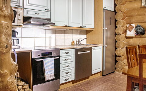Kilpis-Arkki: Cucina, Legna, Controsoffitto, Apparecchio Major, Interior Design, Pavimentazione, Cabinetry, Mobilia, Elettrodomestico Da Cucina, Pavimento