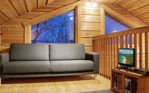 Kilpis-Arkki: Mobilia, Divano, Legna, Soggiorno, Interior Design, Pavimentazione, Casa, Pavimento, Appartamento