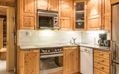Operonmukka a 8: Cucina, Legna, Cabinetry, Apparecchio Major, Elettrodomestico Da Cucina, Controsoffitto, Pavimentazione, Interior Design, Soffitto, Credenza
