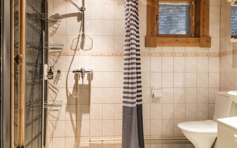 Operonmukka a 8: Idraulico Fixture, Bagno, Pavimentazione, Lavello, Interior Design, Pavimento, Rubinetto, Idraulico, Lavandino Del Bagno, Camera