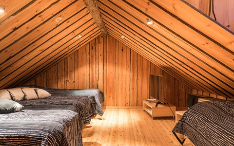 Operonmukka a 8: Legna, Pavimento, Interior Design, Pavimentazione, Soffitto, Camera Da Letto, Mobilia, Illuminazione, Attico, Letto