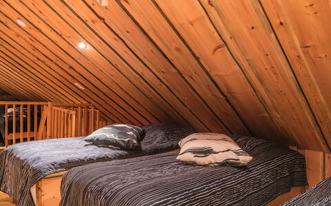 Operonmukka a 8: Pavimento, Mobilia, Legna, Interior Design, Pavimentazione, Camera Da Letto, Soffitto, Letto, Lenzuolo, Illuminazione