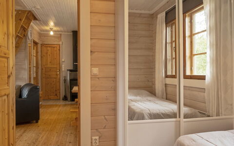 Lonnakko: Pavimentazione, Pavimento, Mobilia, Interior Design, Legna, Camera, Soffitto, Illuminazione, Pavimento In Legno, Marrone