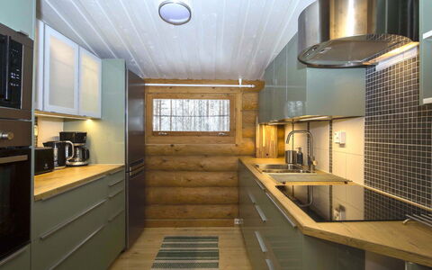 Pohosniemi: Cucina, Controsoffitto, Interior Design, Pavimentazione, Elettrodomestico Da Cucina, Apparecchio Major, Legna, Soffitto, Lampada, Cabinetry