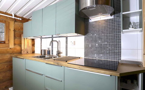 Pohosniemi: Cucina, Controsoffitto, Interior Design, Cabinetry, Pavimentazione, Elettrodomestico Da Cucina, Legna, Mobilia, Apparecchio Major, Idraulico Fixture
