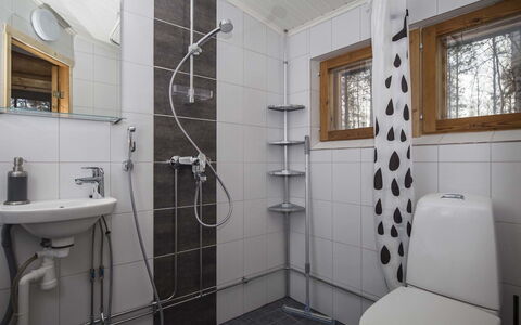 Pohosniemi: Idraulico Fixture, Bagno, Pavimentazione, Legna, Interior Design, Pavimento, Rubinetto, Soffitto, Lavello, Idraulico