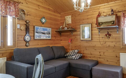 Eemeli: Mobilia, Legna, Interior Design, Pavimentazione, Divano, Pavimento, Camera, Soggiorno, Soffitto, Casa