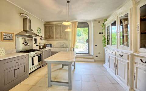 Villa Diletta: Controsoffitto, Proprietà, Camera, Mobilia, Cucina, Cabinetry, Pavimento, Costruzione, Interior Design, Soffitto