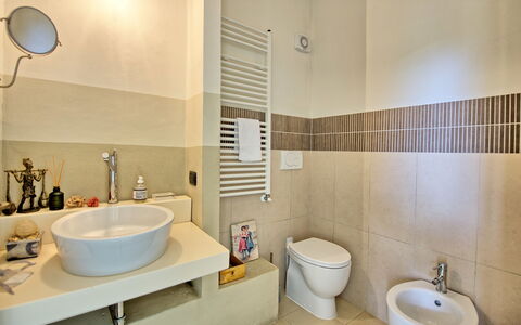 Villa Diletta: Bagno, Proprietà, Camera, Interior Design, Piastrella, Architettura, Parete, Rubinetto, Immobiliare, Casa