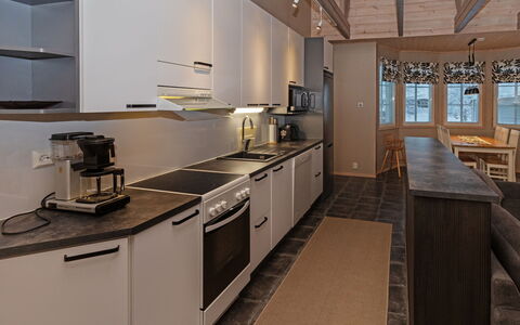 Rukan Taikavuosseli 12 a: Pavimentazione, Cucina, Legna, Interior Design, Controsoffitto, Soffitto, Pavimento, Mobilia, Lampada, Illuminazione