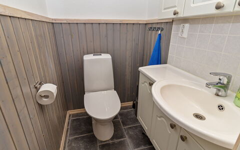 Rukan Taikavuosseli 12 a: Toilet Seat, Gabinetto, Idraulico Fixture, Bagno, Pavimentazione, Pavimento, Lavello, Lavandino Del Bagno, Interior Design, Idraulico