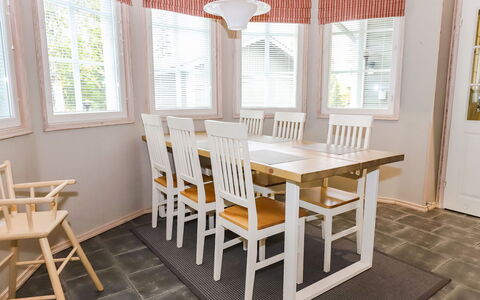 Rukan Taikavuosselin Helmi 8 a: Mobilia, Interior Design, Pavimentazione, Pavimento, Legna, Sedia, Tavolo, Soffitto, Lampada, Sala Da Pranzo