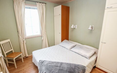 Rukan Taikavuosselin Helmi 8 a: Mobilia, Pavimento, Interior Design, Letto, Camera Da Letto, Pavimentazione, Parete, Legna, Lenzuolo, Camera