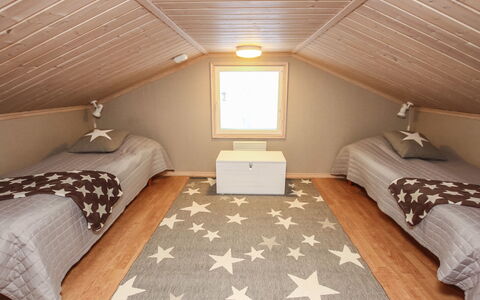 Rukan Taikavuosselin Helmi 8 a: Pavimento, Pavimentazione, Interior Design, Legna, Camera Da Letto, Soffitto, Letto, Pavimento In Legno, Camera, Mobilia