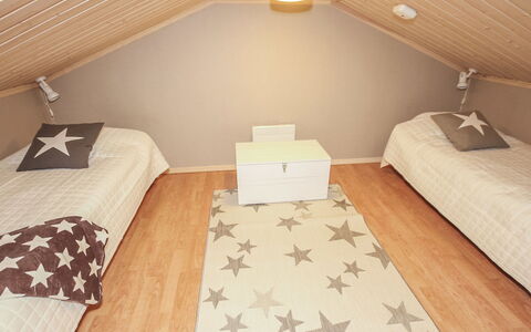 Rukan Taikavuosselin Helmi 8 a: Pavimento, Pavimentazione, Interior Design, Legna, Camera Da Letto, Soffitto, Letto, Camera, Pavimento In Legno, Mobilia