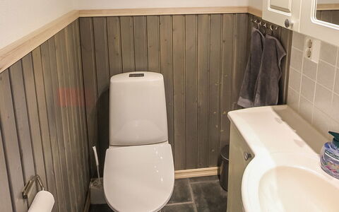Rukan Taikavuosselin Helmi 8 a: Toilet Seat, Gabinetto, Idraulico Fixture, Pavimentazione, Bagno, Pavimento, Idraulico, Piastrella, Lavello