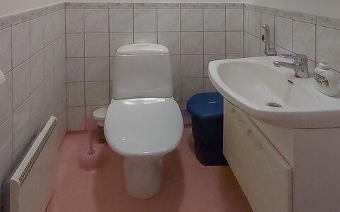 Harjurinne: Toilet Seat, Bagno, Gabinetto, Lavandino Del Bagno, Idraulico Fixture, Lavello, Pavimentazione, Bianca, Pavimento, Interior Design