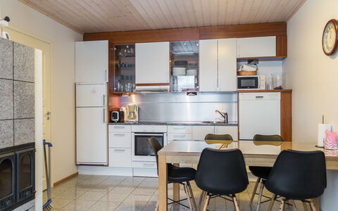 Tahko Ski Koivulantie: Mobilia, Cucina, Pavimentazione, Interior Design, Elettrodomestico Da Cucina, Legna, Pavimento, Apparecchio Major, Controsoffitto, Soffitto
