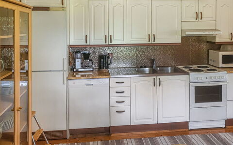 Ellilä: Cucina, Elettrodomestico Da Cucina, Controsoffitto, Apparecchio Major, Cabinetry, Pavimentazione, Mobilia, Legna, Lavandino Della Cucina, Interior Design