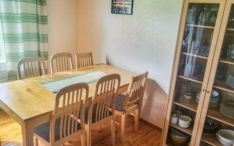 Ellilä: Mobilia, Pavimentazione, Legna, Pavimento, Sala Da Pranzo, Tavolo, Cucina & Sala Da Pranzo Tavolo, Interior Design, Sedia, Color Legno