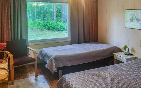 Ellilä: Pavimento, Pavimentazione, Interior Design, Camera Da Letto, Letto, Lenzuolo, Telaio Del Letto, Bedding, Latifoglie, Color Legno