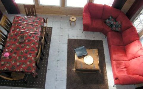 Puolukka: Mobilia, Divano, Pavimentazione, Pavimento, Legna, Interior Design, Soggiorno, Camera, Illuminazione