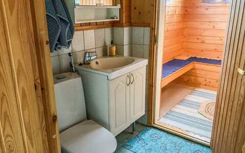 Majavanpesä: Idraulico Fixture, Pavimentazione, Lavandino Del Bagno, Pavimento, Legna, Lavello, Bagno, Interior Design, Rubinetto, Camera