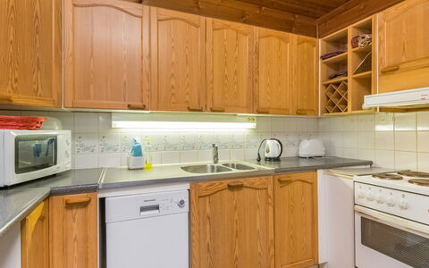 Suvituuli: Cucina, Legna, Cabinetry, Pavimentazione, Controsoffitto, Interior Design, Elettrodomestico Da Cucina, Pavimento, Soffitto, Apparecchio Major